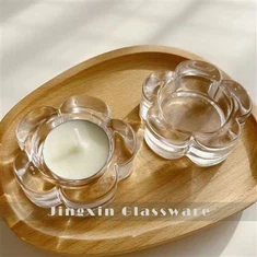 Svečnik v obliki steklene rože