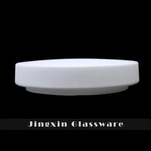 Barvna senčila z belo stekleno stropno svetilko z oplaščenim ročajem